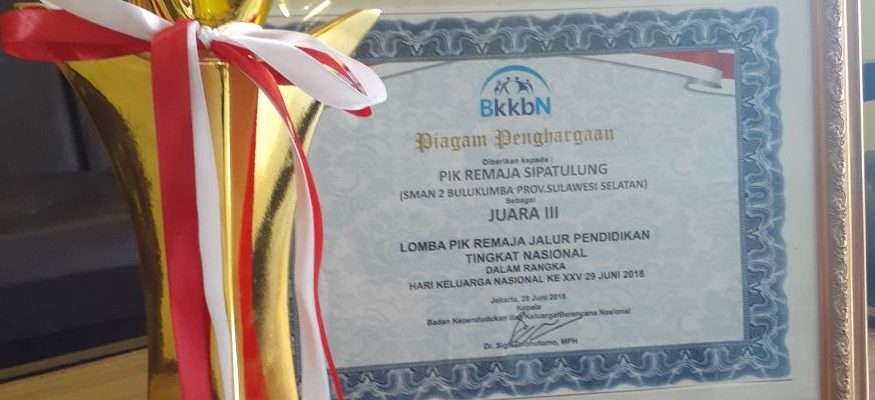 Piala dan Piagam Penghargaan Lomba PIK-R Tk. Nasional Tahun 2018
